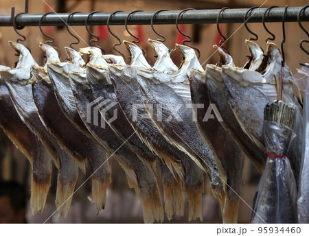 香港・徳輔道西の「海味街」で売られる塩干し魚（ハムユイ）。以前は安かったが現在は高価 95934460