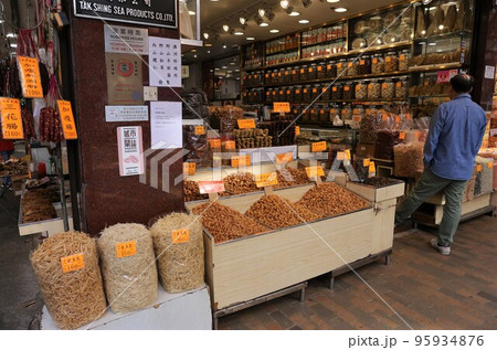 香港・徳輔道西の干し貝柱、塩干し魚などを売る店。何の料理に使うのか分からないものもある 95934876