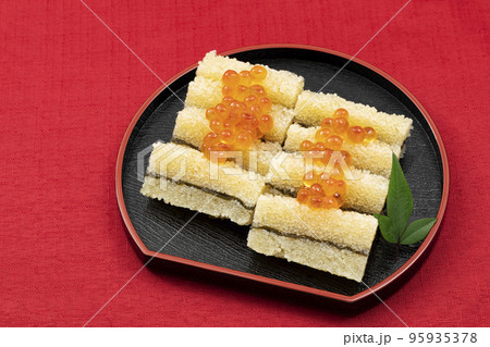 おせち料理その11-02_黒皿のいくらを乗せた子持ち昆布_背景赤 おせち料理その11-02_黒皿のいくらを乗せた子持ち昆布_背景赤 95935378