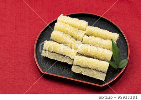 おせち料理その11-02_黒皿の子持ち昆布_背景赤 95935381