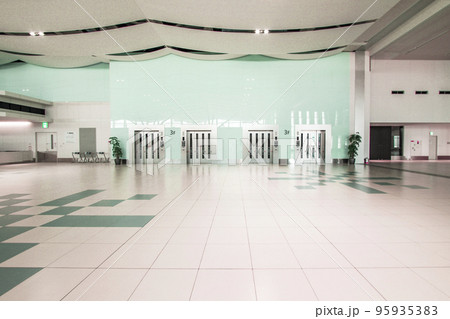 新千歳空港国際線ターミナル3F出発ロビーのAB~CD間コリドーのエレベーター 95935383