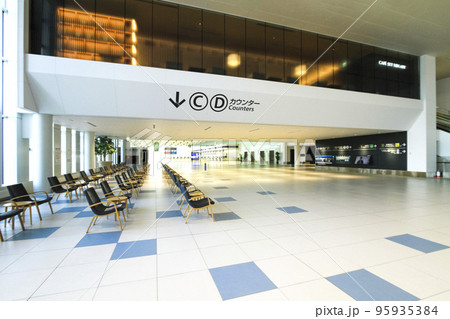 新千歳空港国際線ターミナル3F出発ロビーのAB~CD間のコリドー 95935384