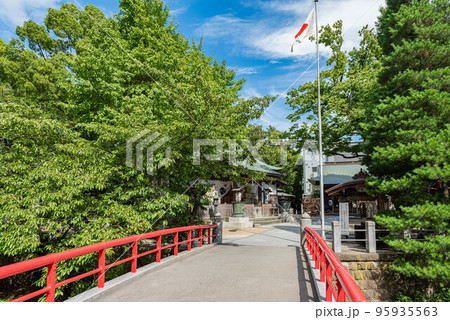 松戸神社にかかる橋と参道 95935563