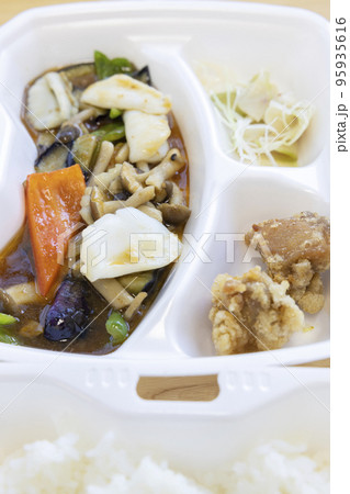 美味しいイカとキノコと野菜炒め弁当 美味しいイカとキノコと野菜炒め弁当 95935616