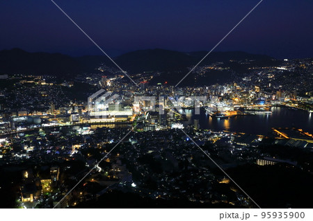 稲佐山山頂展望台から見た長崎の夜景 稲佐山山頂展望台から見た長崎の夜景 95935900