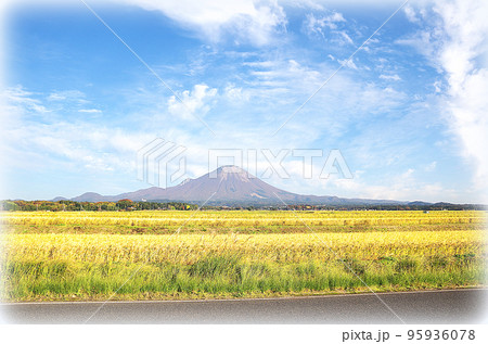 収穫期を迎えた黄金色の稲穂と大山の風景(イラスト風) 収穫期を迎えた黄金色の稲穂と大山の風景(イラスト風) 95936078