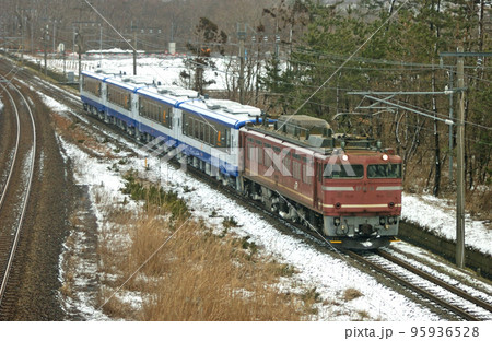 信越本線 土底浜ー犀潟 JR貨物 EF81-34（富山）＋のと鉄道 NT200