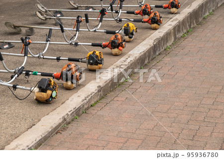 草刈機(刈払機)の点検整備 草刈機(刈払機)の点検整備 95936780