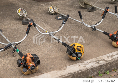 草刈機(刈払機)の点検整備 草刈機(刈払機)の点検整備 95936782