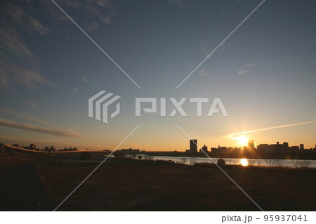 初日の出・荒川夜明け・千住新橋、首都高速環状線と東京拘置所【東京都足立区】 初日の出・荒川夜明け・千住新橋、首都高速環状線と東京拘置所【東京都足立区】 95937041