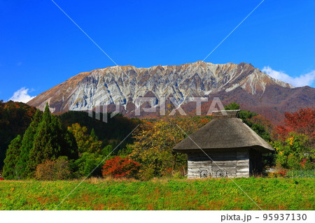 【鳥取県】紅葉の大山と御机の茅葺小屋 95937130