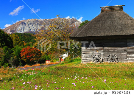 【鳥取県】紅葉の大山と御机の茅葺小屋 95937133