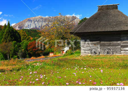 【鳥取県】紅葉の大山と御机の茅葺小屋 95937136