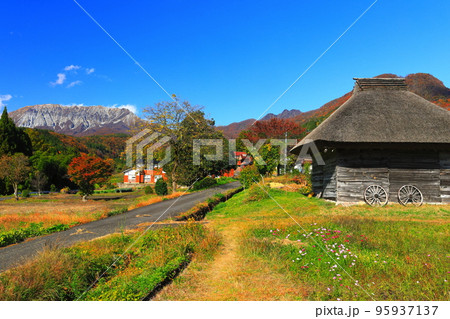 【鳥取県】紅葉の大山と御机の茅葺小屋 95937137