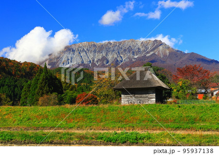 【鳥取県】紅葉の大山と御机の茅葺小屋 【鳥取県】紅葉の大山と御机の茅葺小屋 95937138
