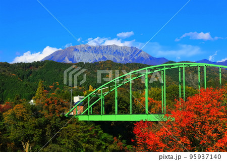 【鳥取県】紅葉の南大山大橋と大山（奥大山） 95937140