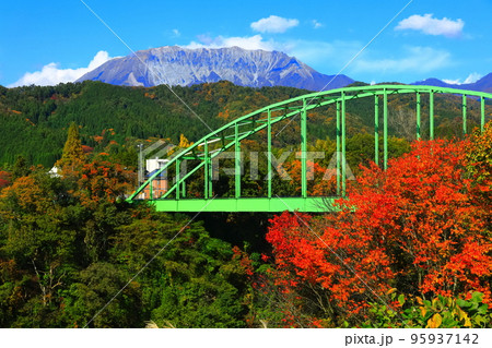 【鳥取県】紅葉の南大山大橋と大山（奥大山） 95937142
