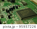 ICチップとコンデンサの電子回路 95937226