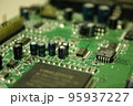 ICチップとコンデンサの電子回路 95937227