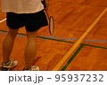 バドミントンをする人 95937232