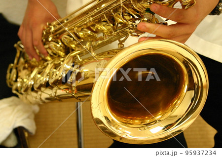 ズームアップしたサックス 95937234