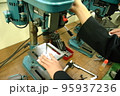 ボール盤で穴をあける人 95937236