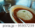 カレーと水 95937239