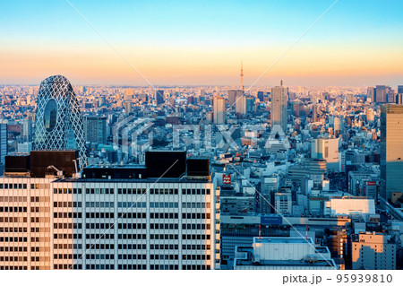 Skyscrapersat sunset in Shinjuku, Tokyo, Japan Skyscrapersat sunset in Shinjuku, Tokyo, Japan 95939810