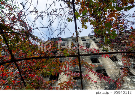destroyed and burned houses in the city during the war in Ukraine destroyed and burned houses in the city during the war in Ukraine 95940112