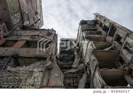 destroyed and burned houses in the city during the war in Ukraine 95940437