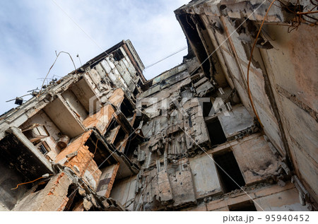 destroyed and burned houses in the city during the war in Ukraine 95940452