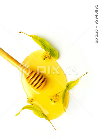 Linden honey in white bowl and wooden dipper isolated on white background 95940891