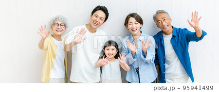 手を振る三世代ファミリー 手を振る三世代ファミリー 95941499