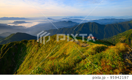 秋の早朝・谷川岳稜線の山並みと肩ノ小屋 95942197