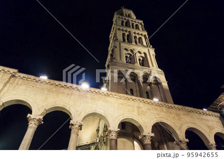 クロアチア・スプリト ライトアップされた夜の聖ドムニウス大聖堂とディオクレティアヌス宮殿 95942655