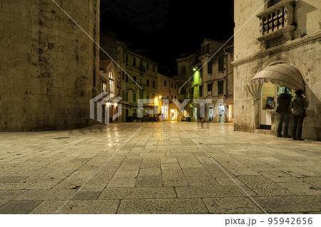 クロアチア・スプリト 夜の果物広場 / Split, Croatia 95942656