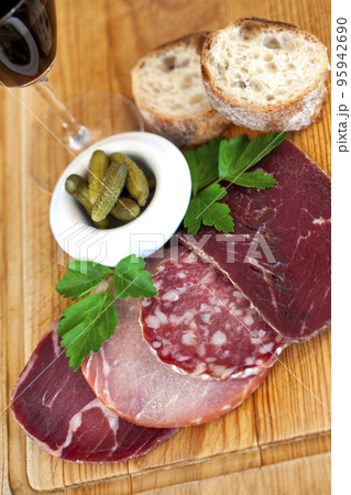 Rustic French brunch in a bistro 95942690