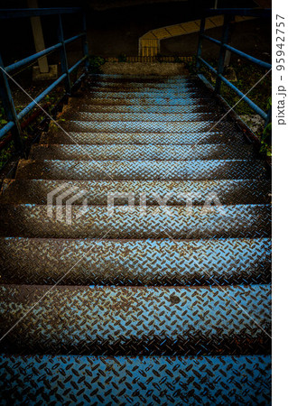 古びた階段 古びた階段 95942757
