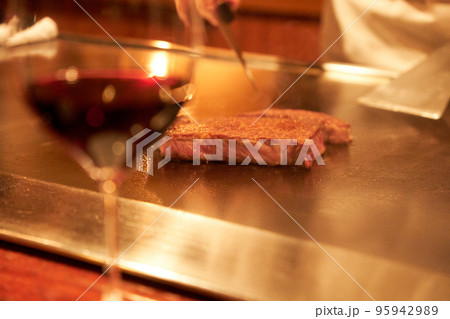 鉄板の上でおいしそうなお肉を焼いている様子 鉄板の上でおいしそうなお肉を焼いている様子 95942989