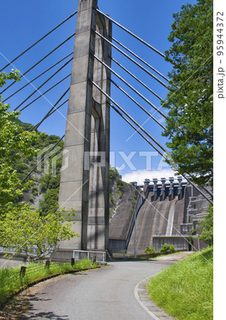 【神奈川県】丹沢湖三保ダムと松ケ山橋 95944372
