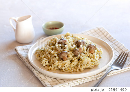Portion of mushrooms, shallot and celery risotto 95944499