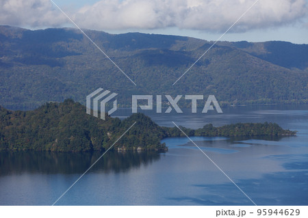 旧瞰湖台から観る中山半島（青森県十和田湖） 95944629