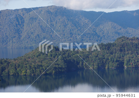 旧瞰湖台から観る中山半島(青森県十和田湖) 旧瞰湖台から観る中山半島(青森県十和田湖) 95944631