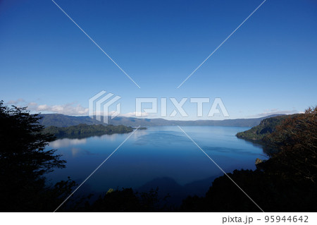 旧瞰湖台から観る蒼い十和田湖（青森県十和田湖） 95944642