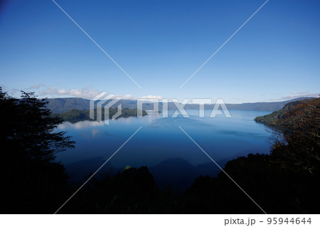 旧瞰湖台から観る蒼い十和田湖(青森県十和田湖) 旧瞰湖台から観る蒼い十和田湖(青森県十和田湖) 95944644