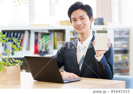 電卓を持つビジネスマン 95945355