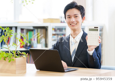 電卓を持つビジネスマン 95945359