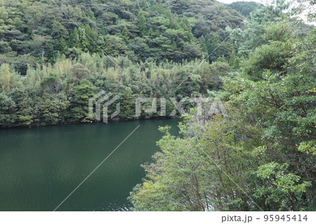 山口萩往還 一の坂ダムと錦鶏湖の秋風景 山口萩往還 一の坂ダムと錦鶏湖の秋風景 95945414