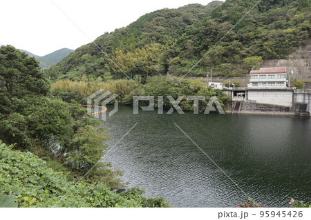 山口萩往還 一の坂ダムと錦鶏湖の秋風景 山口萩往還 一の坂ダムと錦鶏湖の秋風景 95945426