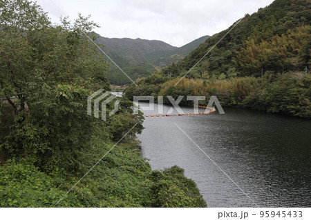 山口萩往還　一の坂ダムと錦鶏湖の秋風景 95945433